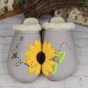 Lands End Sherpa Lined Felt Scuff Slippers with Sunflowers and Bumble Bees